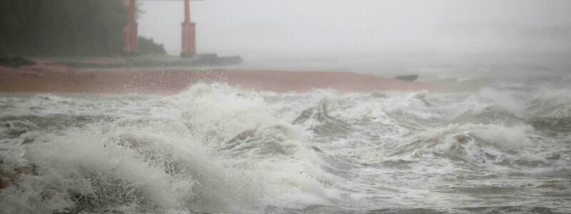 Wellen schlagen an die Küste in Miyazaki. - Foto: Uncredited/Kyodo News/AP/dpa