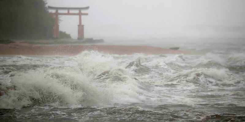 Die starken Regenfälle infolge des Taifuns lassen Flüsse gefährlich anschwellen. - Foto: Uncredited/Kyodo News/AP/dpa