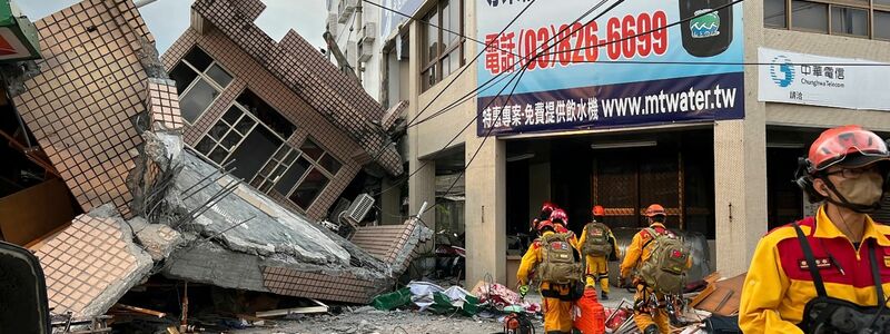 Feuerwehrleute bei der Suche nach Verschütteten in einem eingestürzten Wohnhaus nach dem Erdbeben im Osten Taiwans. - Foto: -/Hualien County Fire Department/AP/dpa