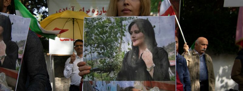 Vor der iranischen Botschaft in Berlin werden Bilder der verstorbenen Mahsa Amini gezeigt. - Foto: Paul Zinken/dpa