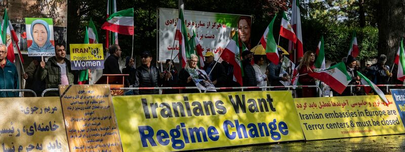 Mitglieder des Nationalen Widerstandsrates Iran (NWRI) demonstrieren vor der iranischen Botschaft in Berlin. - Foto: Paul Zinken/dpa