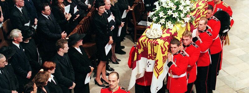 Welsh Guards tragen den in die königliche Standarte gehüllte Sarg von Diana, Prinzessin von Wales. - Foto: Johnny Eggitt/epa/dpa