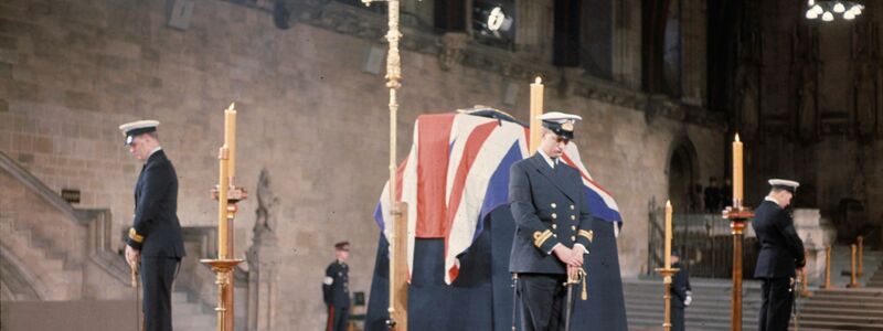 Britische Marineoffiziere halten vor der Beerdigung von Sir Winston Churchill in der Westminster Hall am Sarg Wache. - Foto: -/AP/dpa