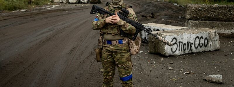 Ein ukrainischer Soldat steht an einem Kontrollpunkt nahe des kürzlich zurückeroberten Gebiets von Isjum. - Foto: Evgeniy Maloletka/AP/dpa
