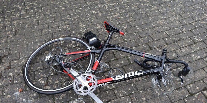 POL-HF: Verkehrsunfall beim Abbiegen - Fahrzeug schleudert gegen Mauer - Foto: presseportal.de