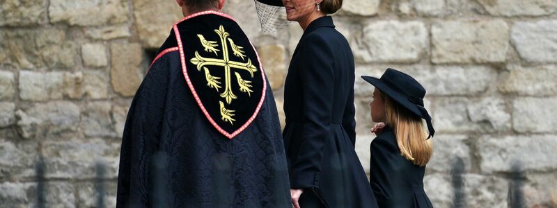 Königsgemahlin Camilla, Prinz George und Prinzessin Charlotte verlassen die Westminster Abbey nach dem Staatsakt vor der Beisetzung von Königin Elizabeth II.. - Foto: Peter Byrne/PA Wire/dpa