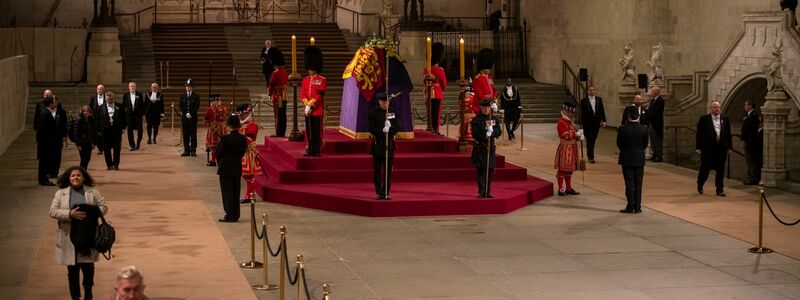 Trauernde erweisen dem Sarg von Königin Elizabeth II. die letzte Ehre. - Foto: Lorena Sopêna/EUROPA PRESS/dpa