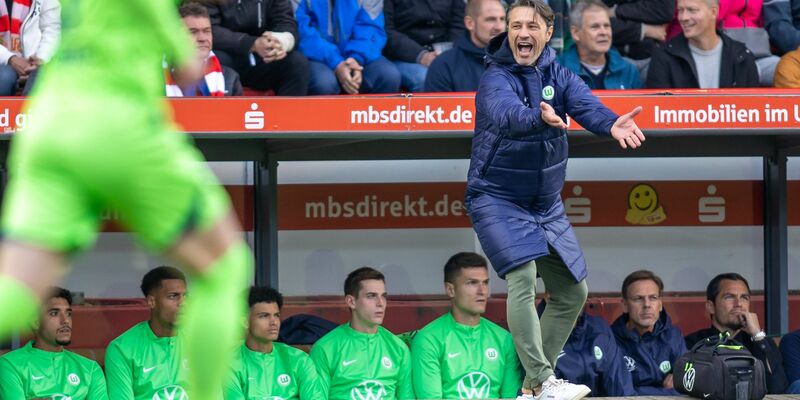 Trainer Niko Kovac von VfL Wolfsburg steht gestikulierend am Spielfeldrand. - Foto: Andreas Gora/dpa