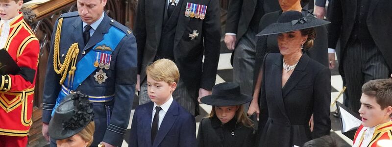Prinz William, sein Sohn Prinz George, seine Tochter Prinzessin Charlotte und seine Frau Kate kommen zum Staatsakt vor der Beisetzung von Königin Elizabeth II.. - Foto: Dominic Lipinski/PA Wire/dpa