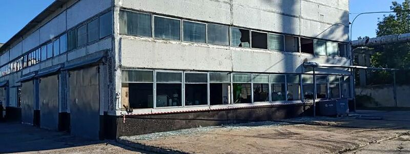 Zerstörte Scheiben an einem Gebäude in Mykolajiw. In der Nähe des Atomkraftwerks Südukraine ist nach ukrainischen Angaben eine russische Rakete eingeschlagen. - Foto: Uncredited/South Ukraine Nuclear Power Plant Press Office/AP/dpa