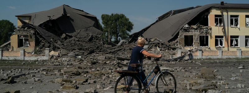 Eine zerstörte Schule in Druschkiwka in der Region Donezk nach einem russischen Angriff. - Foto: Leo Correa/AP/dpa