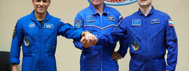 Astronaut Frank Rubio (l) und die Kosmonauten Sergej Prokopjew (M) und Dmitri Petelin während einer Pressekonferenz. - Foto: Dmitri Lovetsky/POOL AP/dpa