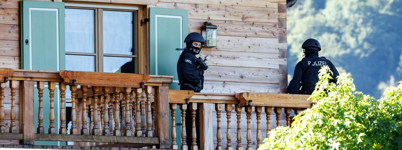 Polizisten am Haus des russischen Oligarchen Alischer Usmanow. - Foto: Matthias Balk/dpa