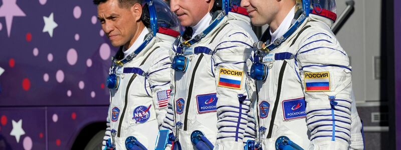 Die Mitglieder der Hauptbesatzung der Internationalen Raumstation (ISS) vor dem Start der Sojus-2.1-Rakete. - Foto: Dmitri Lovetsky/POOL AP/dpa