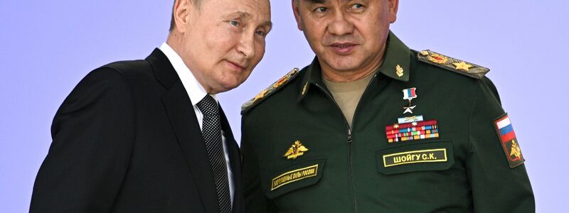 Russlands Präsident Wladimir Putin (l) und der russische Verteidigungsminister Sergej Schoigu. - Foto: Uncredited/Sputnik Kremlin Pool Photo/AP/dpa