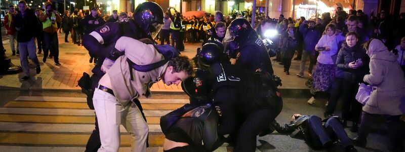 Polizisten halten Demonstranten in Moskau fest. - Foto: Alexander Zemlianichenko/AP/dpa