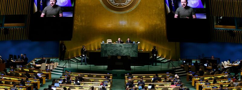 Bei der UN-Vollversammlung distanzieren sich immer mehr Länder von Moskau. - Foto: Jason Decrow/AP/dpa