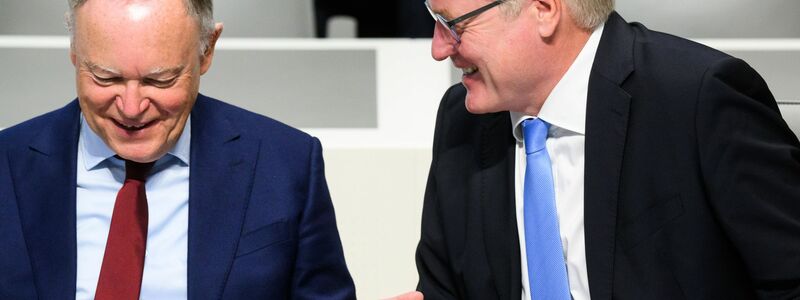 Der amtierende Ministerpräsident Stephan Weil und sein Wirtschaftsminister und Herausforderer Bernd Althusmann von der CDU. - Foto: Julian Stratenschulte/dpa