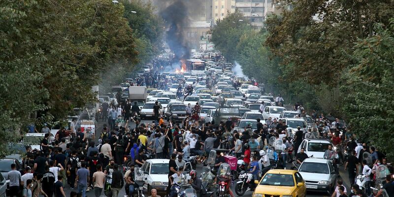 Der Tod der jungen Iranerin Mahsa Amini im September 2022 hatte landesweit Proteste ausgelöst - in vorderster Reihe: Frauen. (Symbolbild) - Foto: Uncredited/AP/dpa