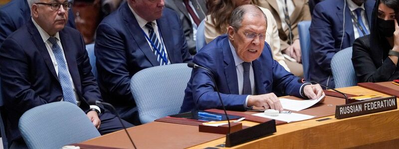 Russlands Außenminister Sergej Lawrow (r) äußert sich im UN-Sicherheitsrat in New York zur Lage in der Ukraine. - Foto: Mary Altaffer/AP/dpa