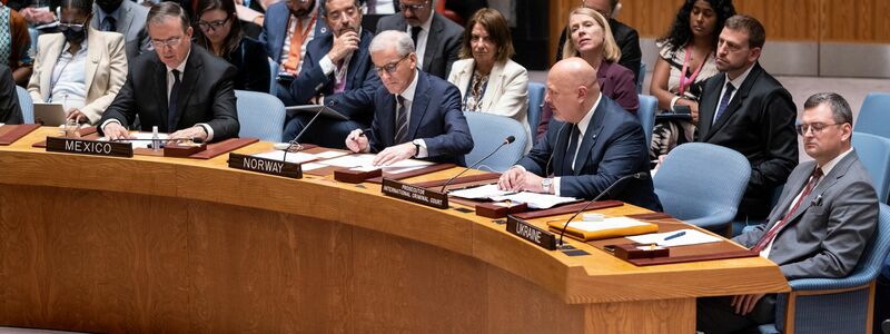 Dmytro Kuleba (r), Außenminister der Ukraine, wohnt der Sitzung des Sicherheitsrats im Hauptquartier der Vereinten Nationen bei. - Foto: Craig Ruttle/FR61802 AP/dpa
