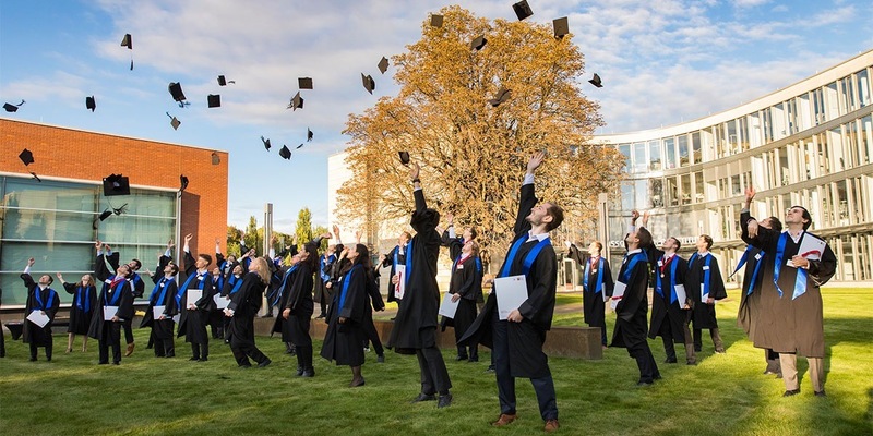 POL-HA: Graduierungsfeier in der Hagener Stadthalle - Neue Mitarbeitende für Polizei und Verwaltung - Foto: presseportal.de