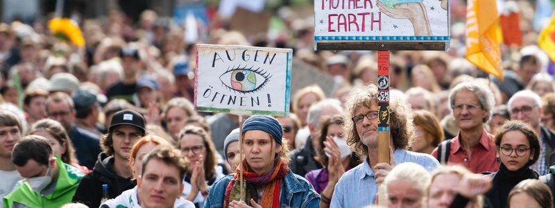 Die Klimaschutzbewegung Fridays For Future hat für diesen Freitag zu einem weltweiten Klimastreik aufgerufen - hier die Demo in Köln. - Foto: Marius Becker/dpa