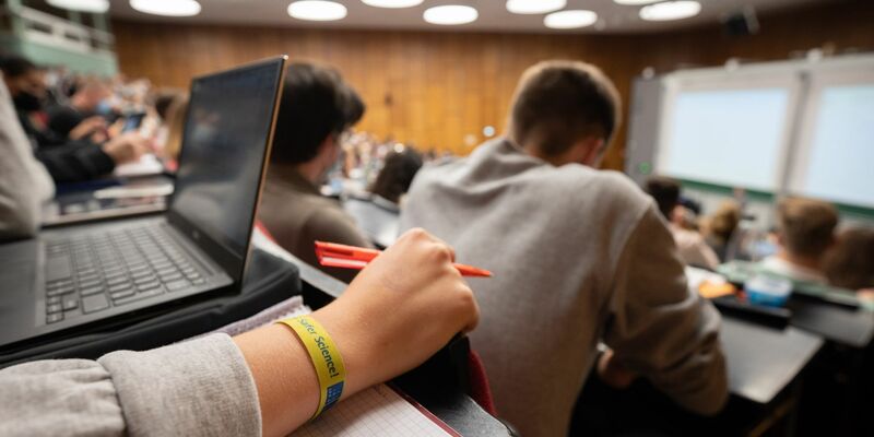 Das Erasmus+-Programm ist vor allem für Auslandsaufenthalte von Studierenden bekannt. (Symbolbild) - Foto: Julian Stratenschulte/dpa