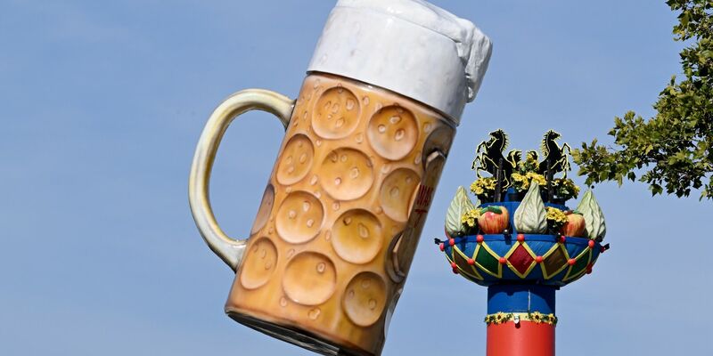 Am Samstag scheint in weiten Landesteilen von früh bis spät die Sonne. Im Südwesten und teilweise am Alpenrand kann es mehr Wolken geben, aber dort bleibt die Wahrscheinlichkeit für Schauer und Gewitter gering. - Foto: Bernd Weißbrod/dpa