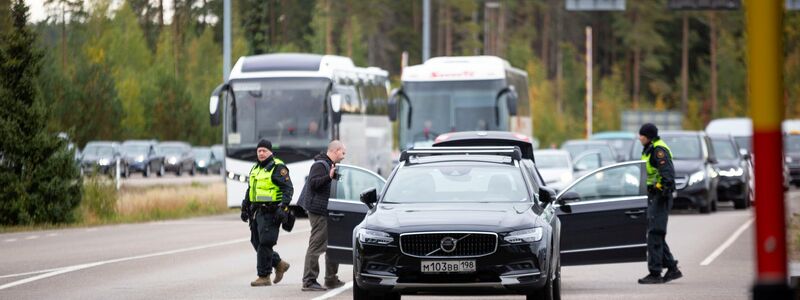 Autos und Busse stehen an der russisch-finnischen Grenze Schlange. - Foto: Sasu Makinen/Lehtikuva/AP/dpa