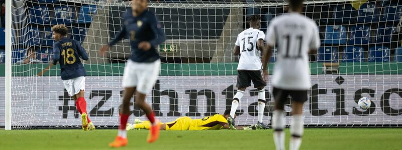 Der entscheidende Treffer: Deutschlands Torhüter Noah Atubolu kann das 1:0 durch Frankreichs Amine Gouiri nicht verhindern. - Foto: Hendrik Schmidt/dpa
