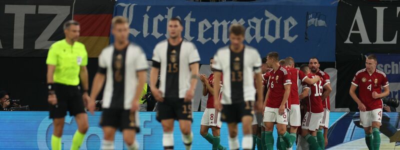 Ungarns Spieler jubeln im Hintergrund - im Vordergrund drei deutsche Nationalspieler. - Foto: Christian Charisius/dpa