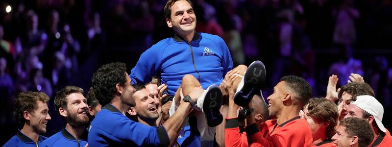 Roger Federer wird nach dem letzten Spiel seiner Karriere von seinen Kollegen gefeiert. - Foto: Kin Cheung/AP/dpa