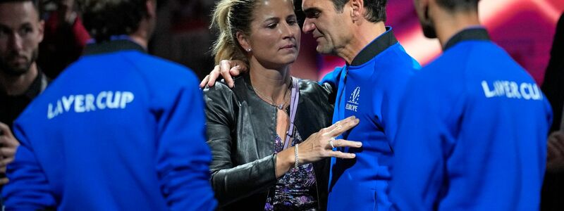 Roger Federer wird nach dem letzten Match seiner Karriere von seiner Frau Mirka umarmt. - Foto: Kin Cheung/AP/dpa