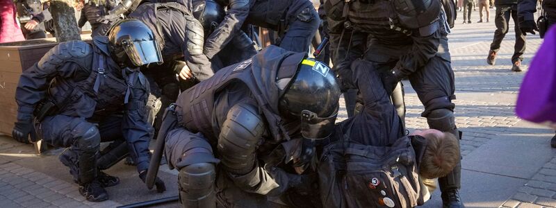 Russische Polizisten halten Demonstranten fest, die gegen die von Kremlchef Putin angeordnete Teilmobilmachung in Russland für den Krieg in der Ukraine protestieren. - Foto: Uncredited/AP/dpa
