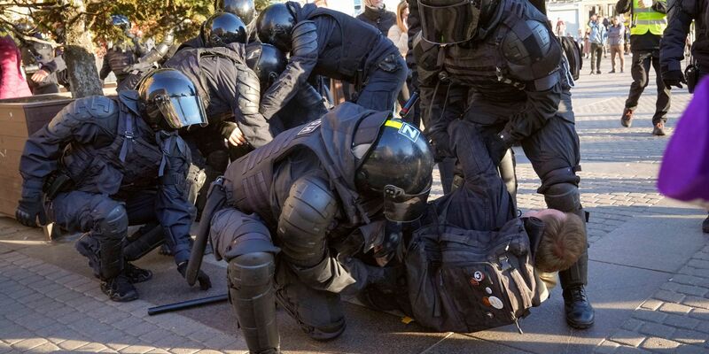 Feuerwehrleute stehen neben dem beschädigten Hochhaus im Geschäftsviertel Moskwa City. - Foto: Uncredited/AP/dpa