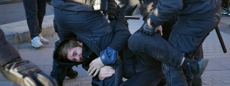Russische Polizisten gehen gegen einen Demonstranten während eines Protestes gegen die russische Teilmobilisierung in St. Petersburg vor. - Foto: Uncredited/AP/dpa