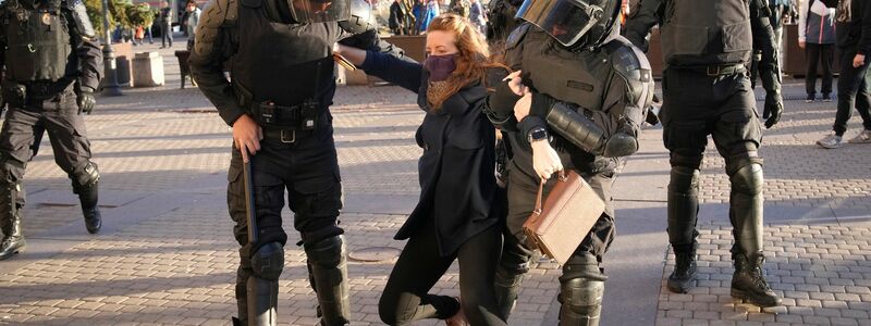 Russische Polizisten halten eine Demonstrantin fest während eines Protestes gegen die russische Teilmobilisierung in St. Petersburg. - Foto: Uncredited/AP/dpa