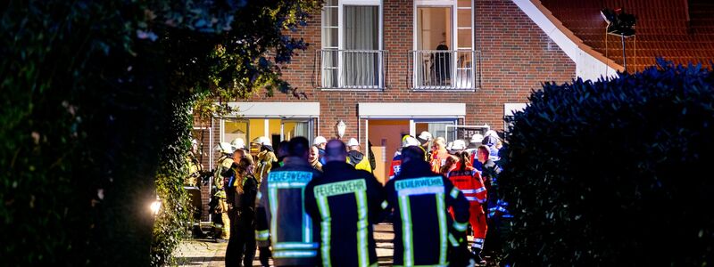Feuerwehr und Rettungsdienst stehen vor dem Altenheim in Wardenburg. - Foto: Hauke-Christian Dittrich/dpa