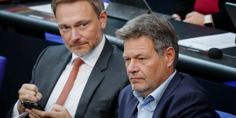 Christian Lindner, Bundesminister der Finanzen, und Robert Habeck, Bundesminister für Wirtschaft und Klimaschutz. In Bezug auf das Heizungsgesetz herrscht weiterhin Streit bei den Koalitionspartnern. - Foto: Kay Nietfeld/dpa