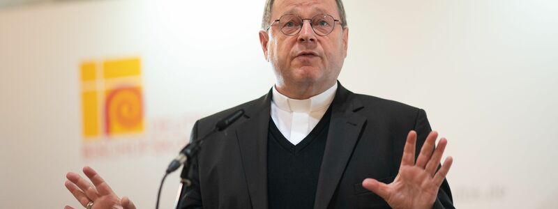 Georg Bätzing spricht während der Eröffnungspressekonferenz der Herbstvollversammlung der Deutschen Bischofskonferenz. - Foto: Sebastian Gollnow/dpa