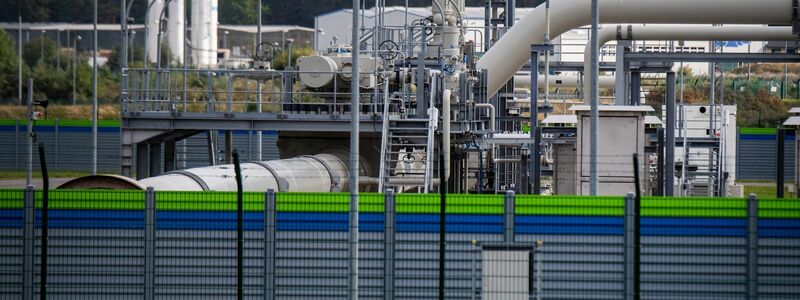 Rohrsysteme und Absperrvorrichtungen in der Gasempfangsstation der Ostseepipeline Nord Stream 2 in Lubmin. - Foto: Stefan Sauer/dpa