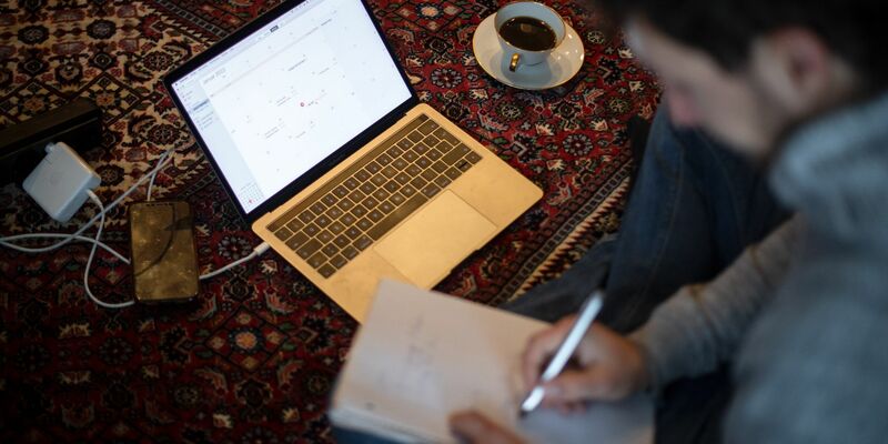 Etwa knapp ein Viertel der Beschäftigten in Deutschland nutzen zumindest zeitweise das Homeoffice. - Foto: Sina Schuldt/dpa