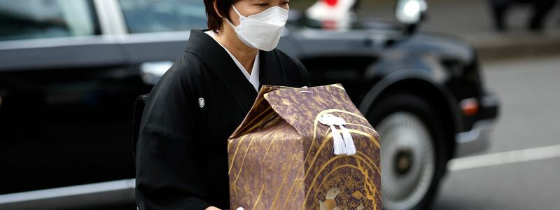 Akie Abe, die Witwe von Shinzo Abe, trägt eine Urne mit seiner Asche, als sie zum Staatsbegräbnis für den ehemaligen Regierungschef an der Kampfsporthalle Nippon Budokan in Tokio eintrifft. - Foto: Kiyoshi Ota/Pool Bloomberg/AP/dpa