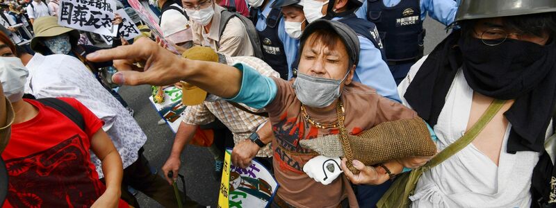 Demonstranten protestieren gegen das Staatsbegräbnis. - Foto: Minoru Iwasaki/Kyodo News/AP/dpa
