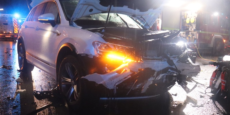 POL-HF: Vier Autos prallen in Waschanlage ineinander - 42-jähriger Mitarbeiter schwer verletzt - Foto: presseportal.de