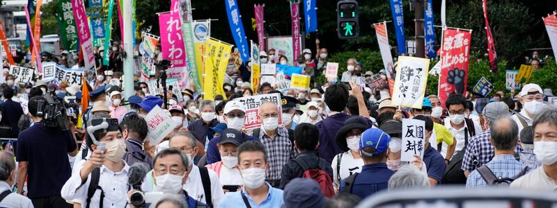 Protest gegen den Staatstrauerakt in Tokio. Abes Gegner werfen ihm Versuche vor, Japans Kriegsgräuel zu beschönigen und die pazifistische Nachkriegsverfassung zu ändern. - Foto: -/Kyodo News/dpa