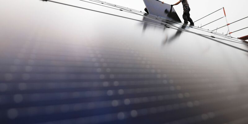 Bei der Stromerzeugung aus Solarenergie ist ein Anstieg in Europa zu beobachten. - Foto: Oliver Berg/dpa