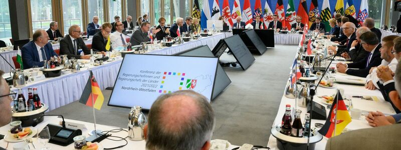 Die Regierungschefs der Länder trafen sich zur Ministerpräsidentenkonferenz (MPK) in der NRW-Landesvertretung. - Foto: Bernd von Jutrczenka/dpa