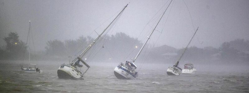 Segelboote werden in der Roberts Bay im Westen Floridas umhergeweht. - Foto: Pedro Portal/El Nuevo Herald via ZUMA Press/dpa
